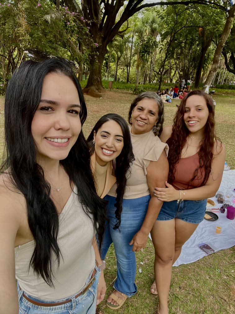Natália Ezequiel com alunas do Transforma Elas